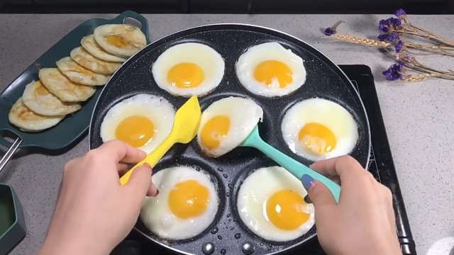 Amazon.com: YCWF 7 Cup Egg Frying Pan,Mini Pancake Maker,Aluminum